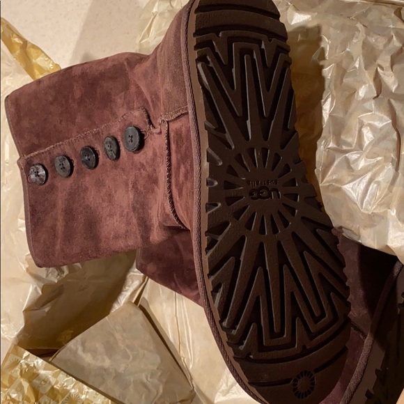 NIB  UGG Women Lo Pro Button boot chocolate color SIZE 7 lightweight - Picture 2 of 7